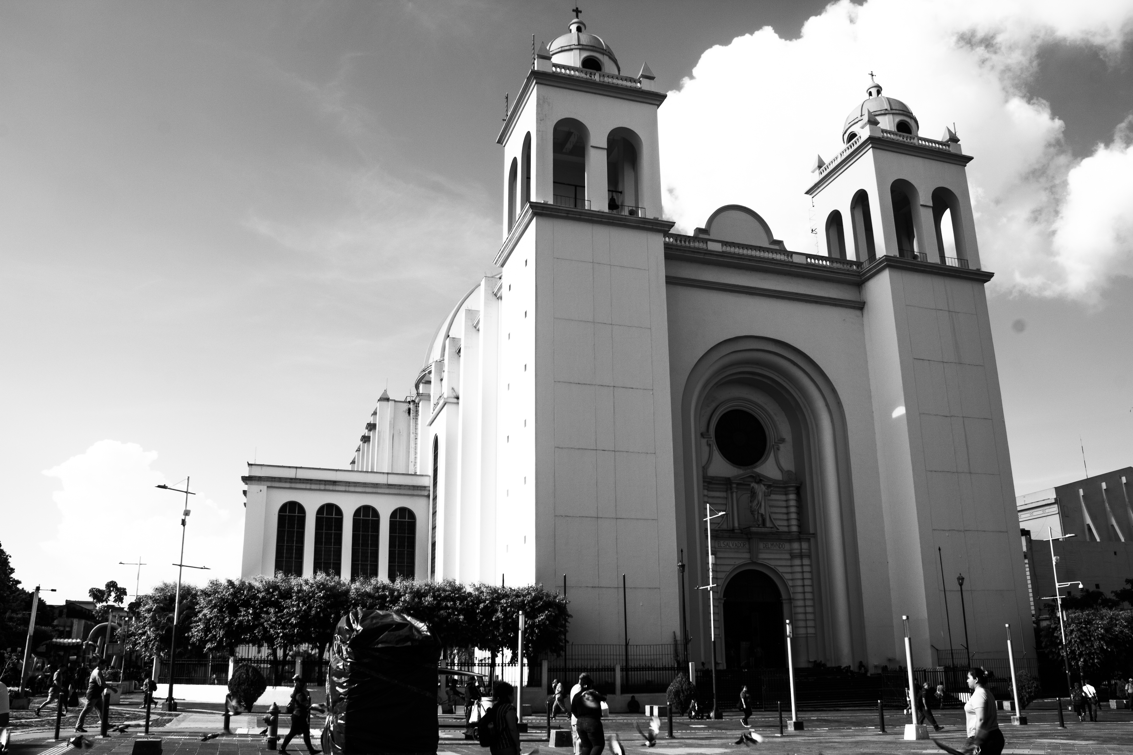 Catedral y plaza con peatones y palomas