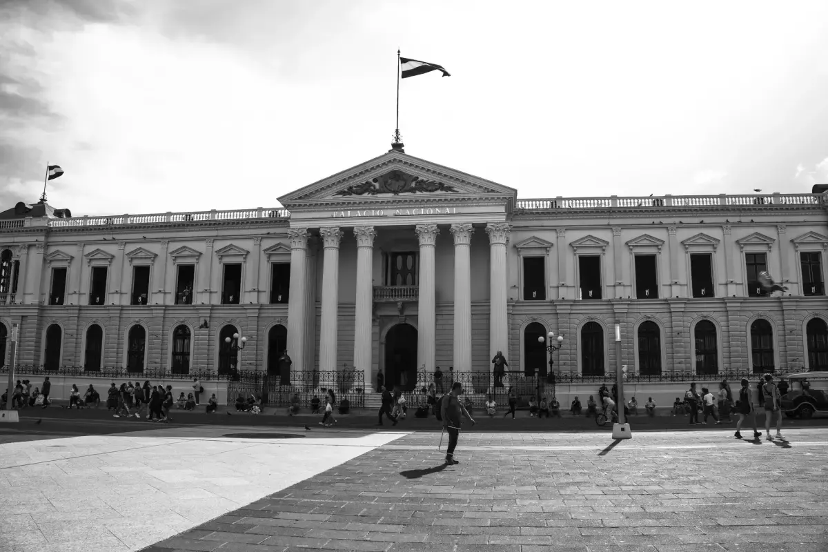Fachada del Palacio Nacional con peatones en la plaza
