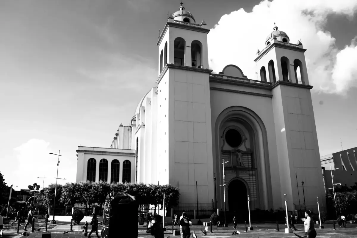 Catedral y plaza con peatones y palomas