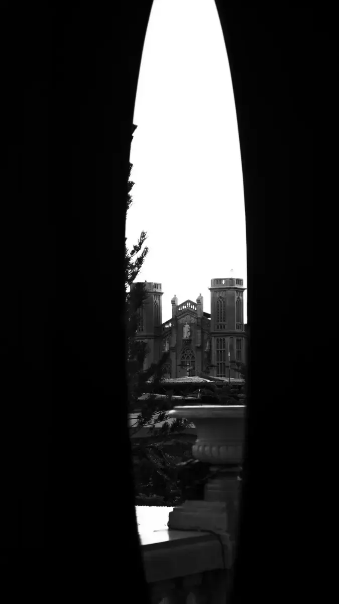 Catedral vista a través de una abertura ovalada en sombra